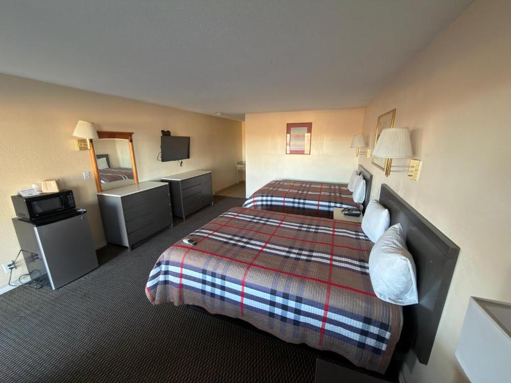 Queen Room with Two Queen Beds - Non Smoking interior