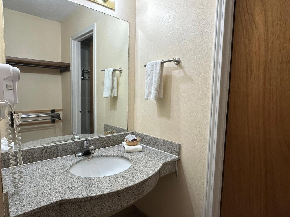 Standard Queen Room - Non Smoking interior